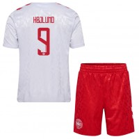 Camiseta Dinamarca Rasmus Hojlund #9 Visitante Equipación para niños Eurocopa 2024 manga corta (+ pantalones cortos)